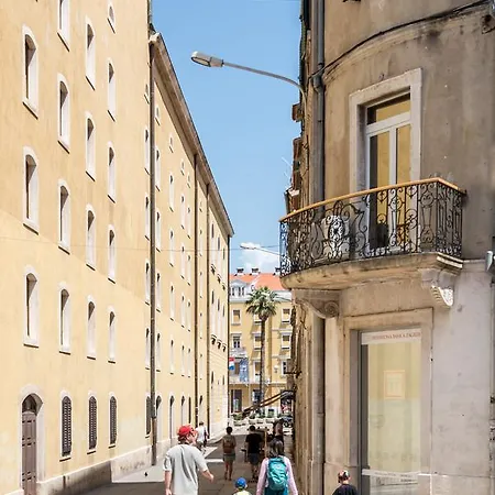 Royal Theatre And Διαμέρισμα *