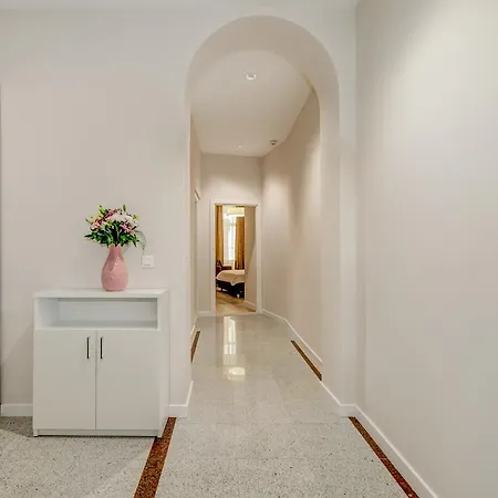 Royal Theatre And Апартаменти *