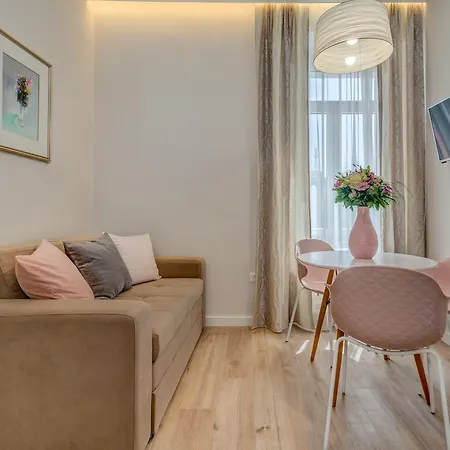 Royal Theatre And Апартаменти