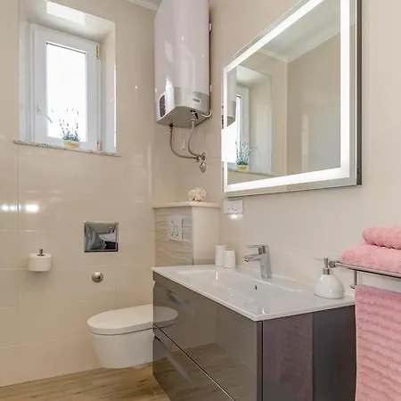 Royal Theatre And Апартаменты