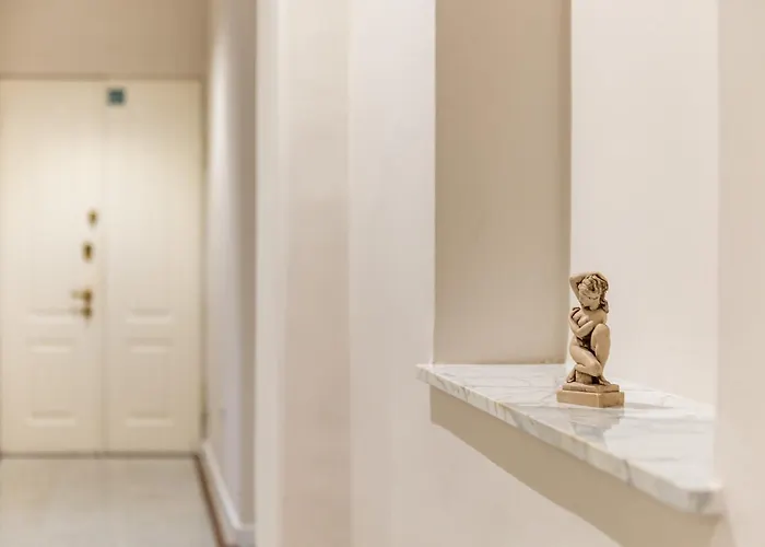 Royal Theatre And Апартаменти