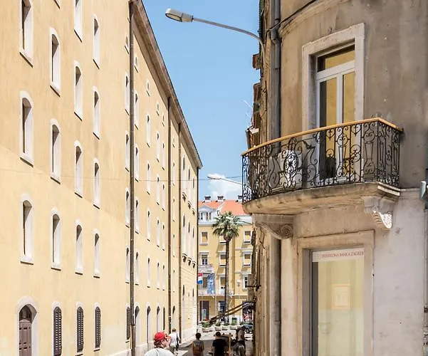 Royal Theatre And Апартаменти *