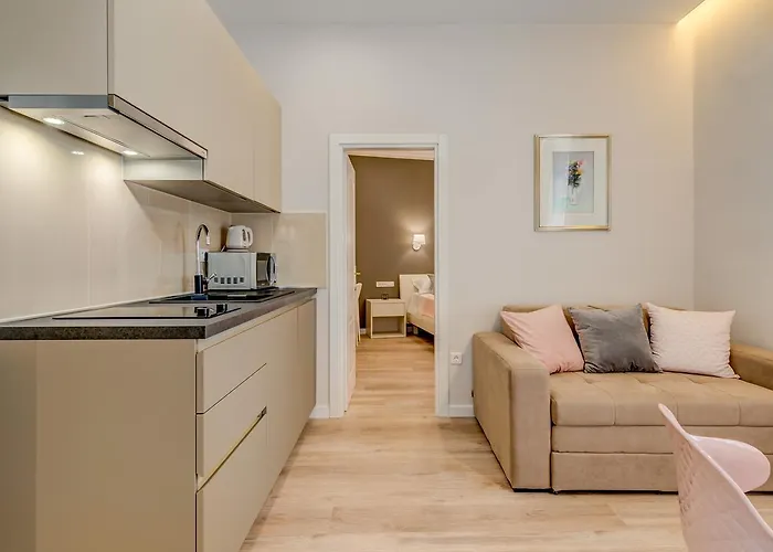 Royal Theatre And Апартаменти